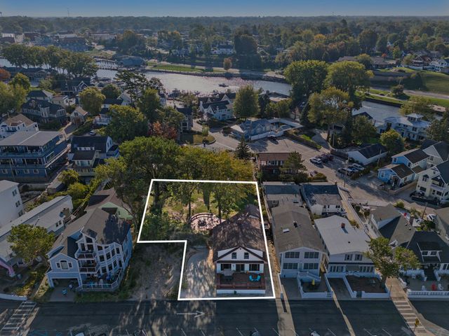 30 Lake Shore Drive, South Haven City, MI 49090