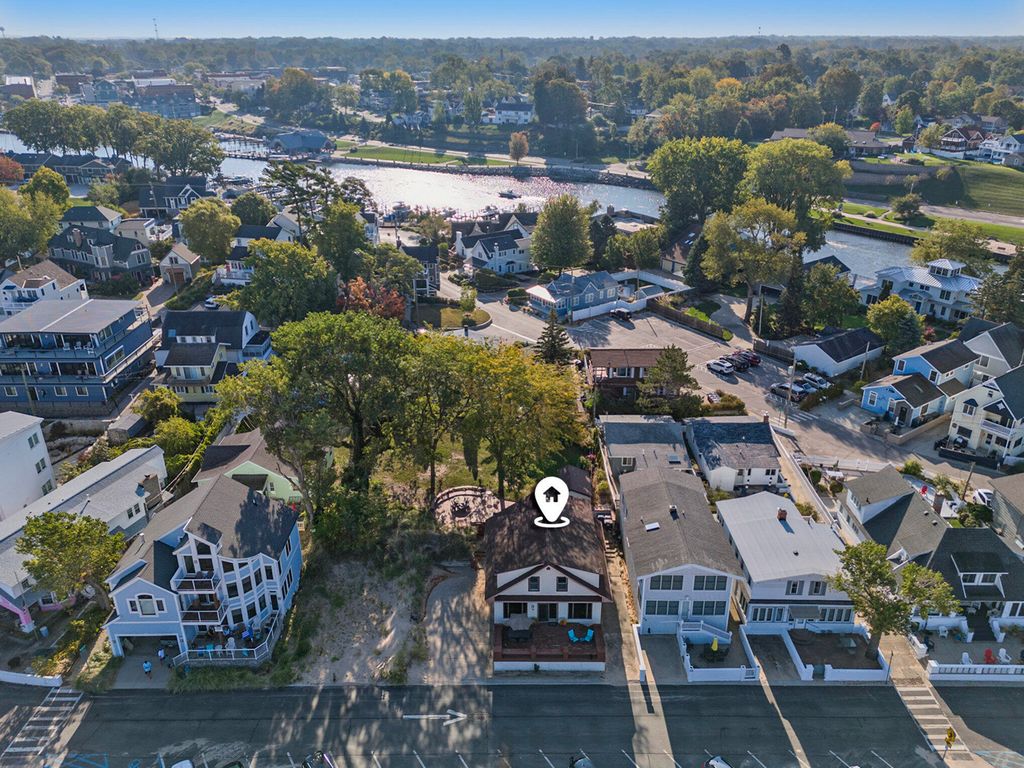 30 Lake Shore Drive, South Haven City, MI 49090