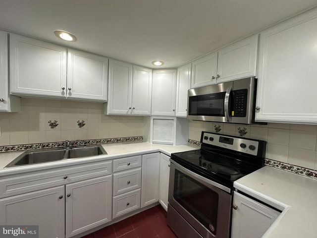 1518 Manley Rd Apt B20, West Chester, PA 19382