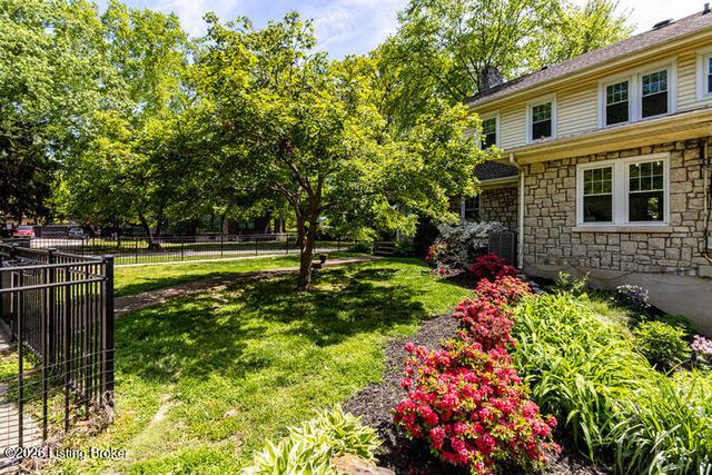 935 Cardinal Dr, Louisville, KY 40213