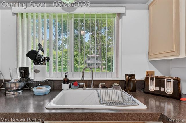 30195 Pleasant Trail, Southfield, MI 48076