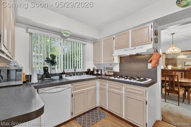 30195 Pleasant Trail, Southfield, MI 48076