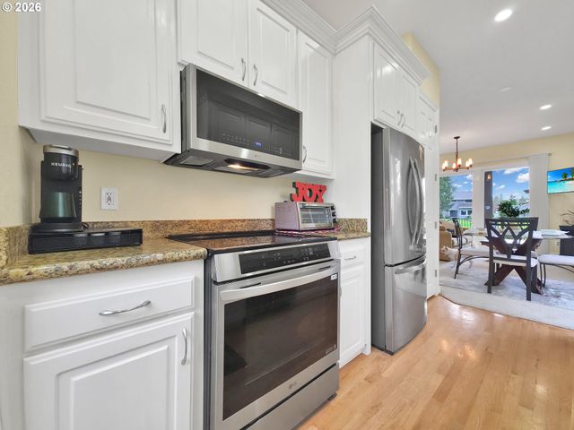 32082 Sw CHARBONNEAU Dr, Wilsonville, OR 97070