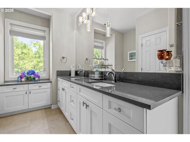 32082 Sw CHARBONNEAU Dr, Wilsonville, OR 97070