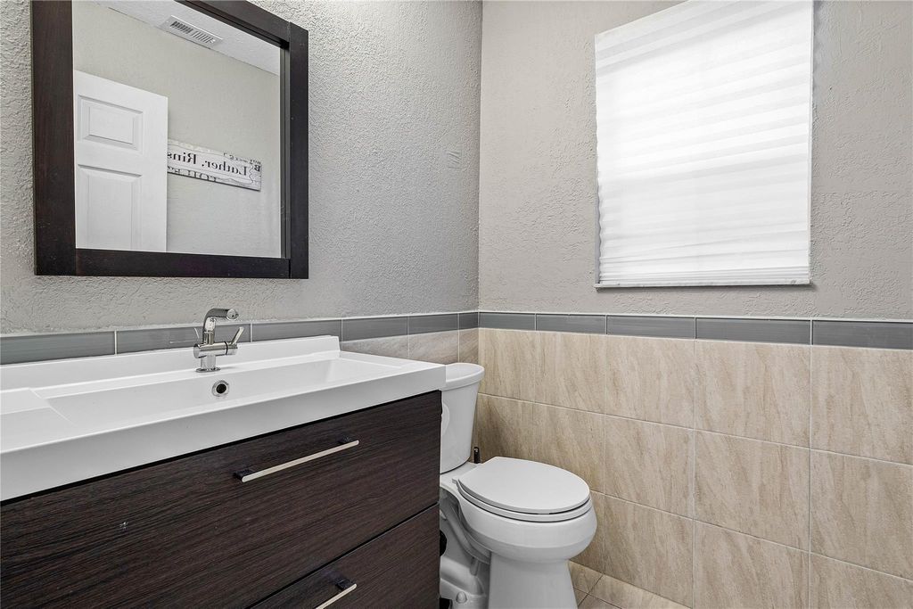 Image 21 of property listing at 7665 NW 61st Ter, Parkland, FL 33067