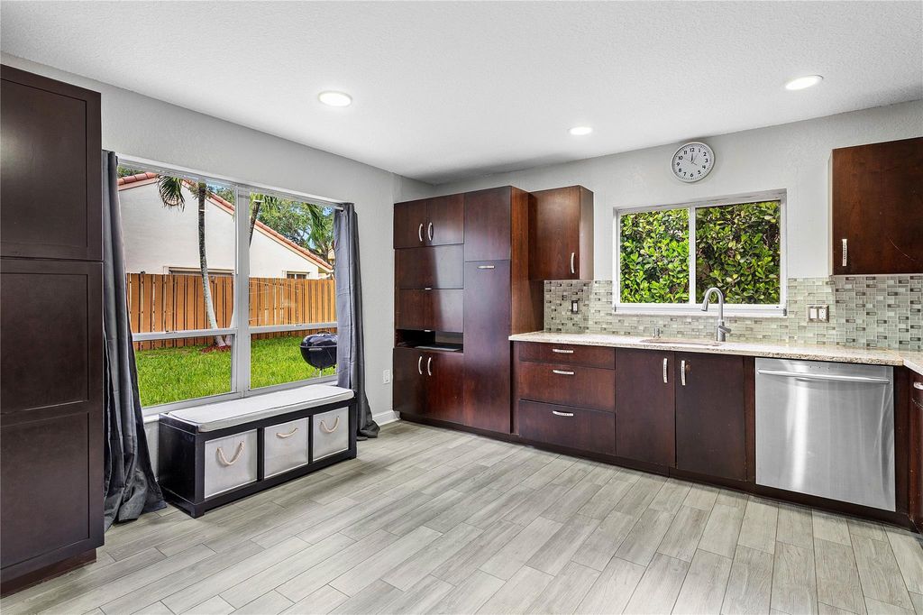 Image 9 of property listing at 7665 NW 61st Ter, Parkland, FL 33067