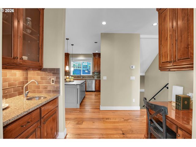 730 Sw MENEFEE Ln, Portland, OR 97239