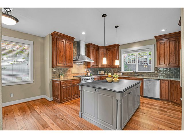 730 Sw MENEFEE Ln, Portland, OR 97239