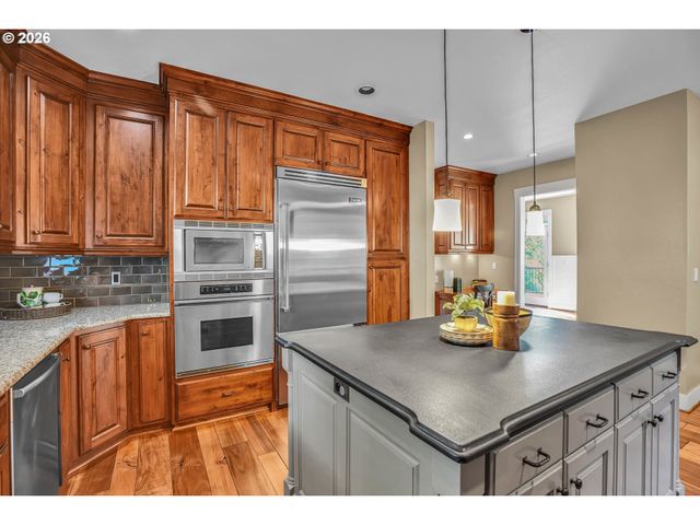730 Sw MENEFEE Ln, Portland, OR 97239
