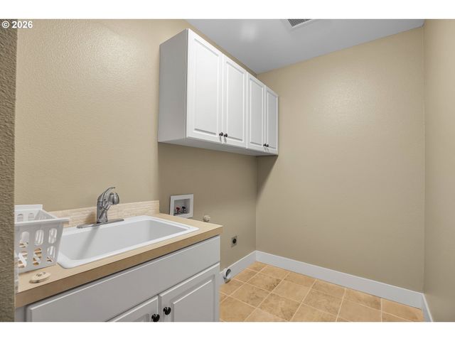 730 Sw MENEFEE Ln, Portland, OR 97239