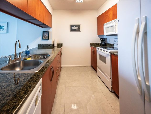 1200 Brickell Bay Dr 3821, Miami, FL 33131