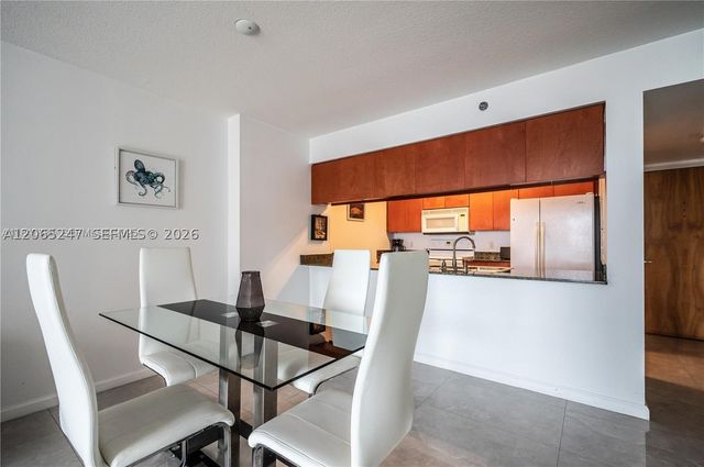 1200 Brickell Bay Dr 3821, Miami, FL 33131