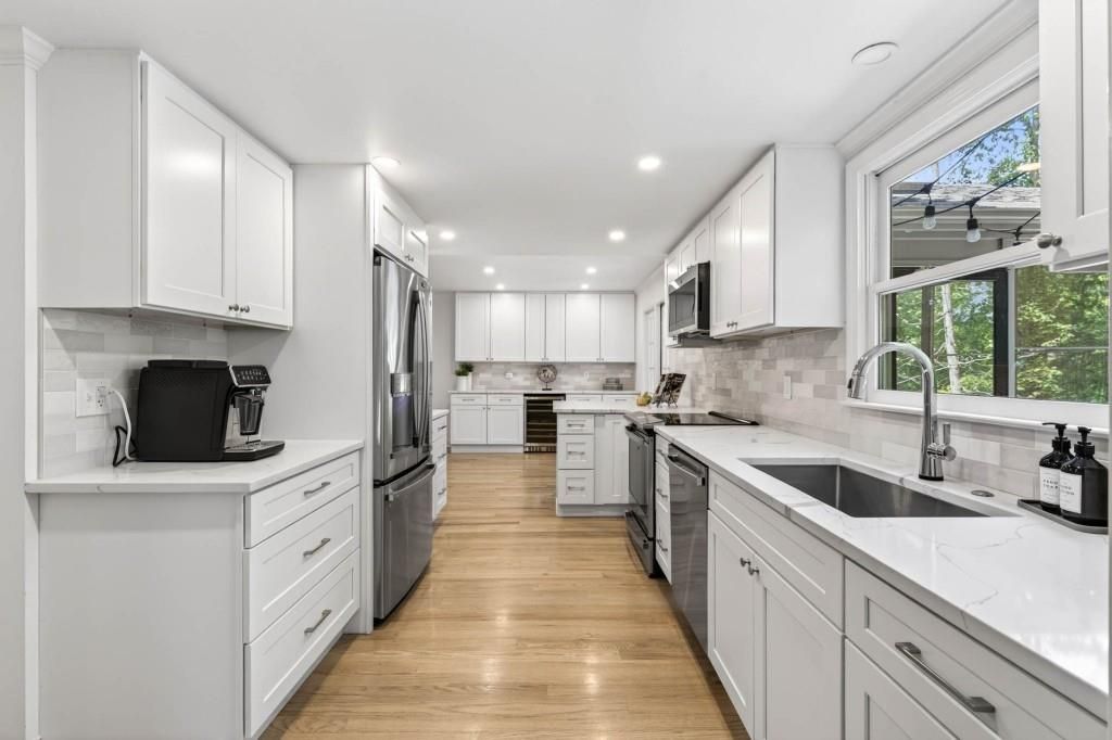 Image 10 of property listing at 330 High Brook Drive, Atlanta, GA 30342