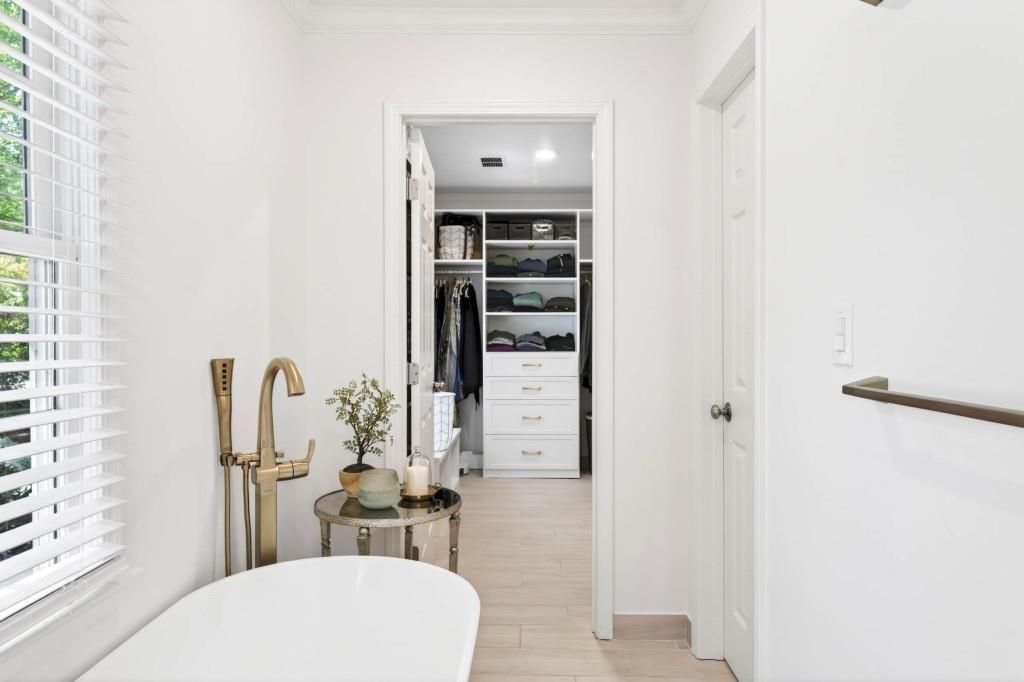 Image 24 of property listing at 330 High Brook Drive, Atlanta, GA 30342