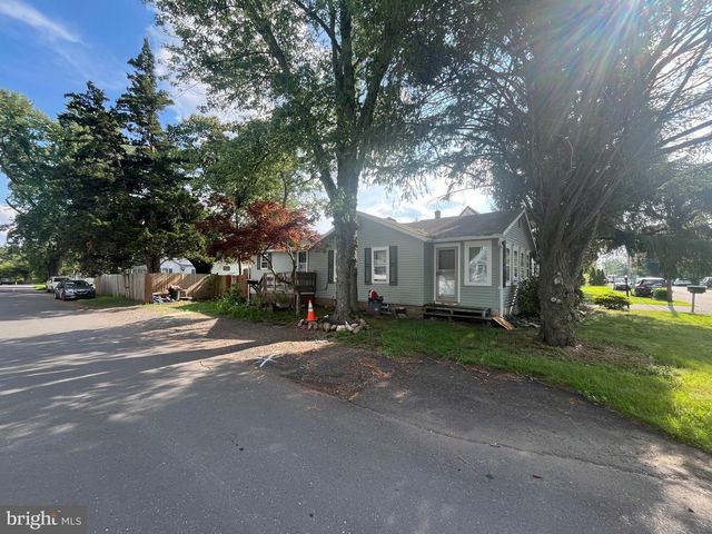1960 MAPLE AVE, Croydon, PA 19021