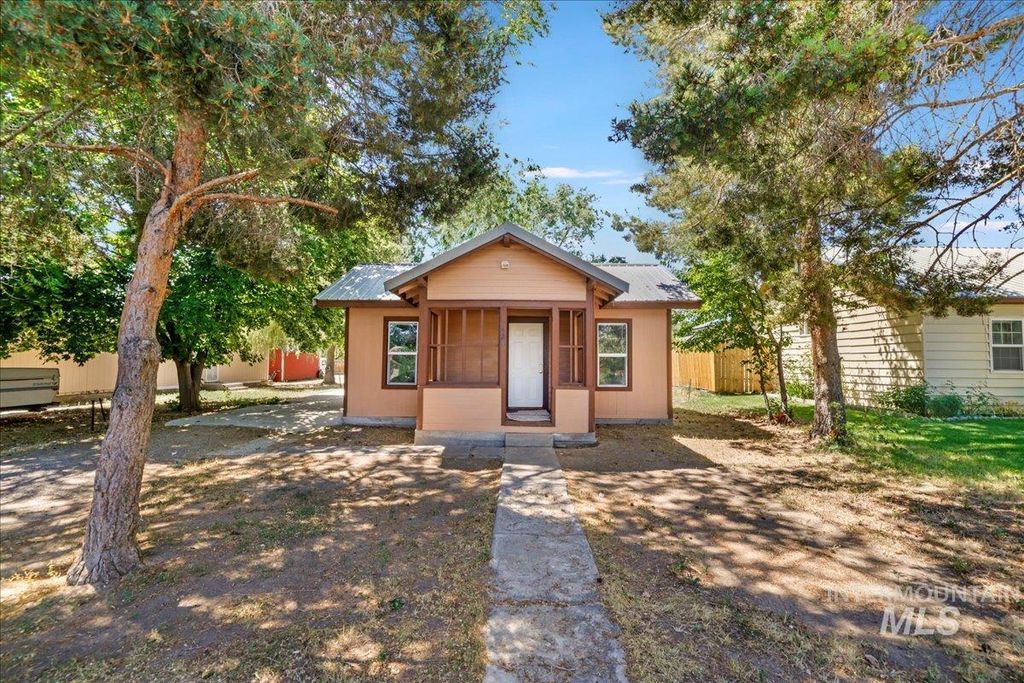 424 3rd St, Hazelton, ID 83335