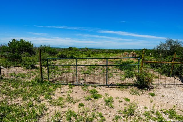 000 Private Road 5754, Castroville, TX 78009