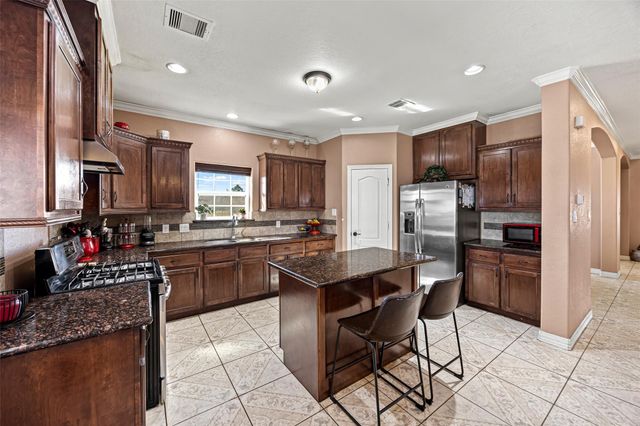 8503 Center Street, Hitchcock, TX 77563