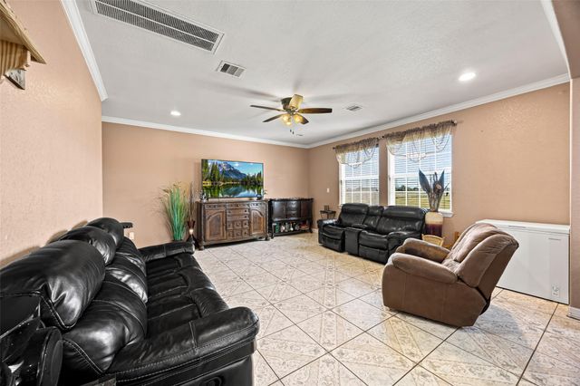 8503 Center Street, Hitchcock, TX 77563