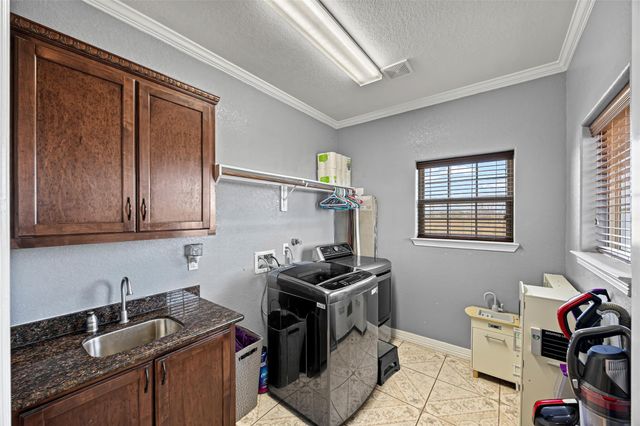 8503 Center Street, Hitchcock, TX 77563