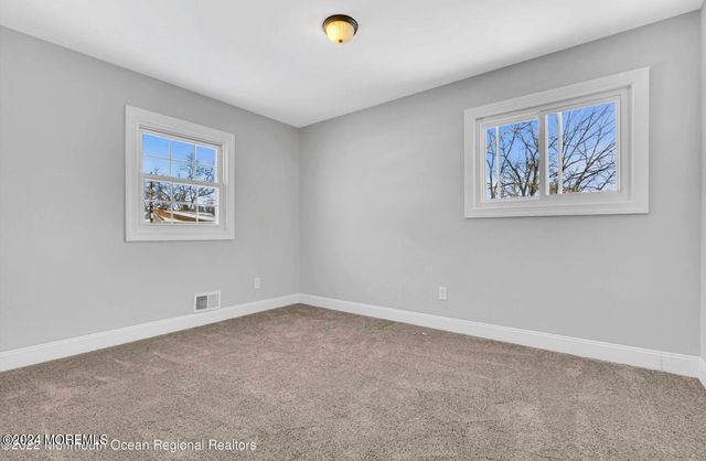27 Oak Leaf Lane, Toms River, NJ 08755