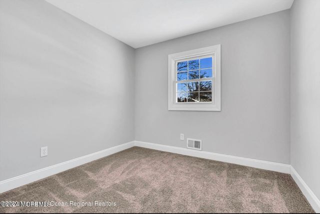 27 Oak Leaf Lane, Toms River, NJ 08755