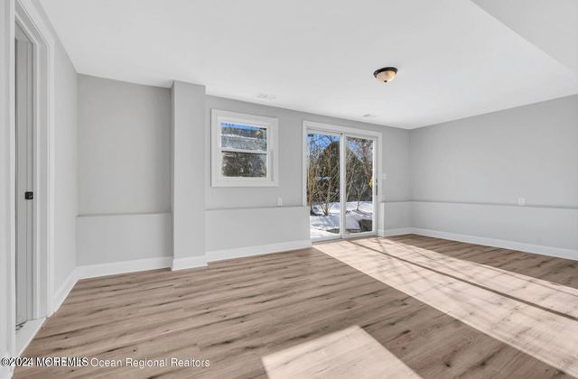 27 Oak Leaf Lane, Toms River, NJ 08755