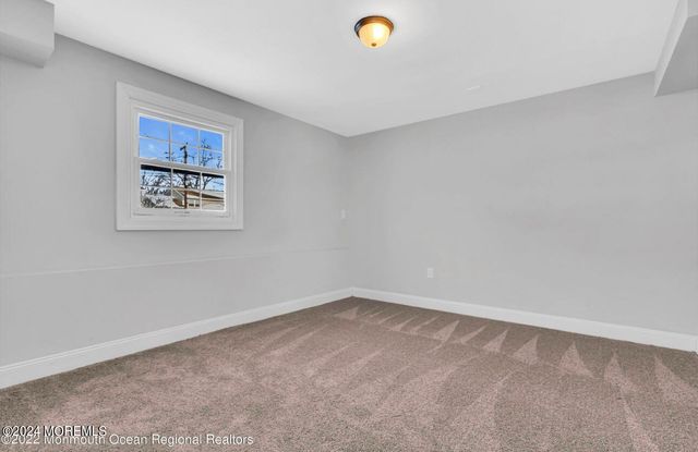 27 Oak Leaf Lane, Toms River, NJ 08755