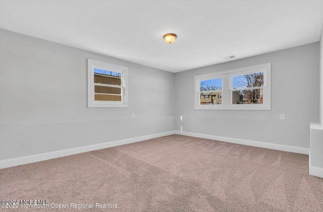 27 Oak Leaf Lane, Toms River, NJ 08755