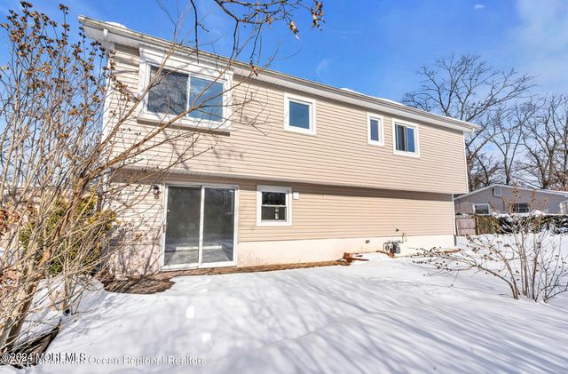 27 Oak Leaf Lane, Toms River, NJ 08755