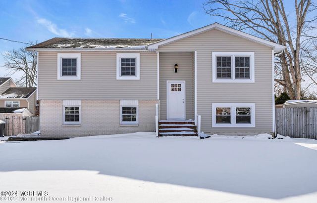 27 Oak Leaf Lane, Toms River, NJ 08755
