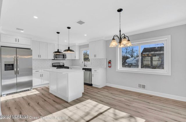 27 Oak Leaf Lane, Toms River, NJ 08755