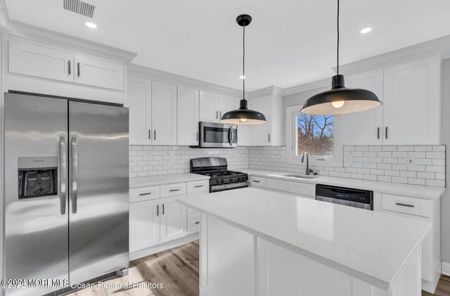 27 Oak Leaf Lane, Toms River, NJ 08755