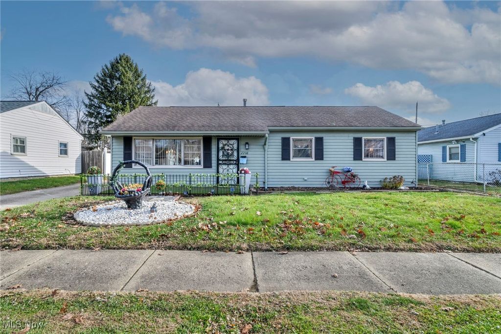 2208 Willowrow Avenue NE, Canton, OH 44705