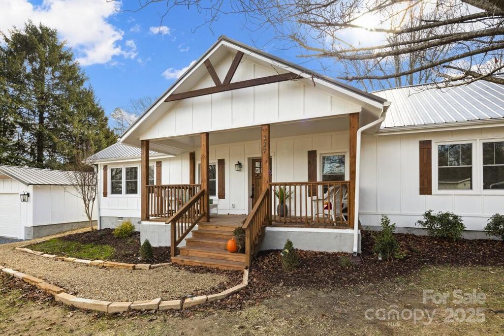 227 Ashmore Avenue, Hendersonville, NC 28791