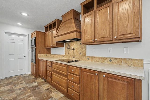 3562 Seawells Point LN, Hayes, VA 23072