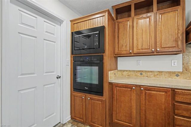 3562 Seawells Point LN, Hayes, VA 23072