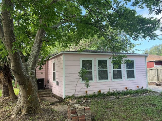 303 Magnusson Avenue, Palacios, TX 77465