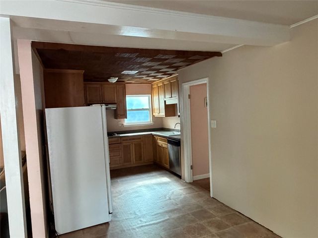 303 Magnusson Avenue, Palacios, TX 77465