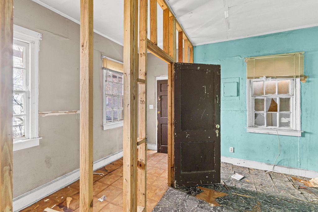 Image 5 of property listing at 6 Poinsett Street, Charleston, SC 29403