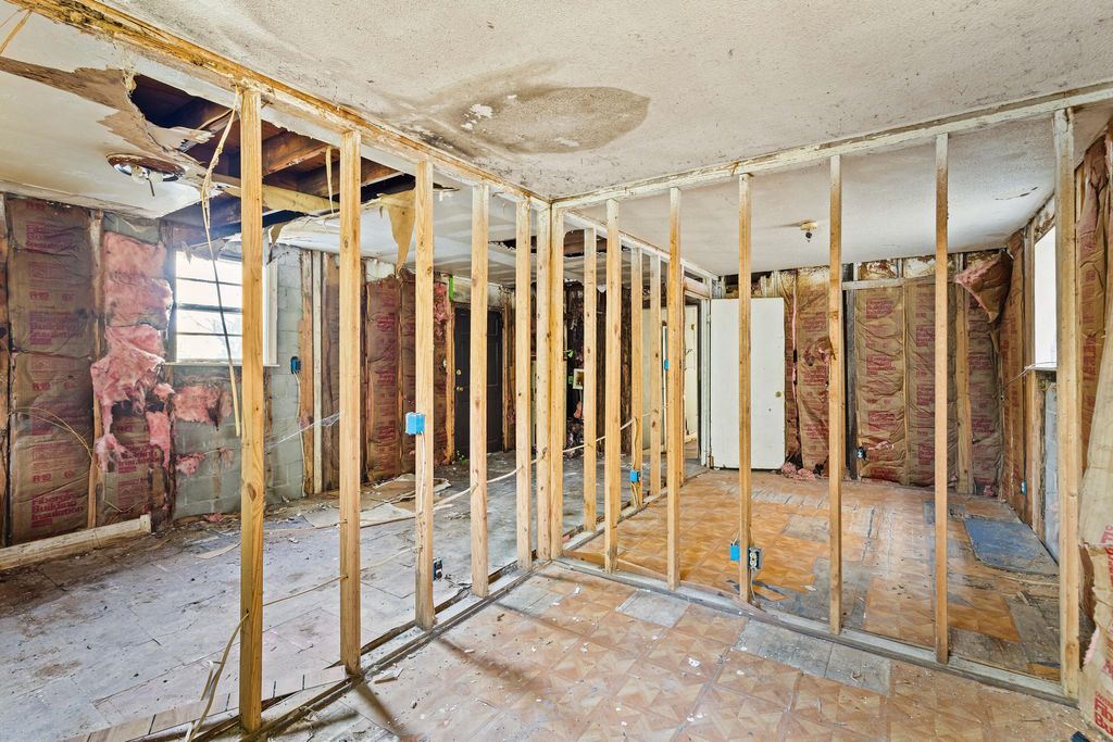 Image 8 of property listing at 6 Poinsett Street, Charleston, SC 29403