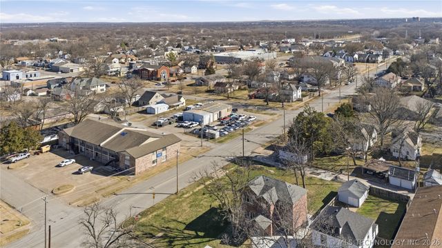 402 S Wyandotte Avenue, Bartlesville, OK 74003