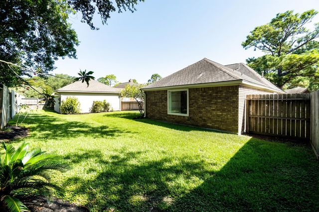 15406 Greenleaf Lane, Houston, TX 77062