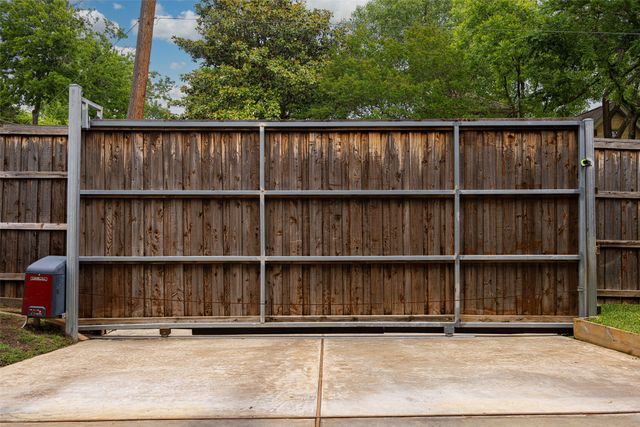 5947 Mercedes Avenue, Dallas, TX 75206
