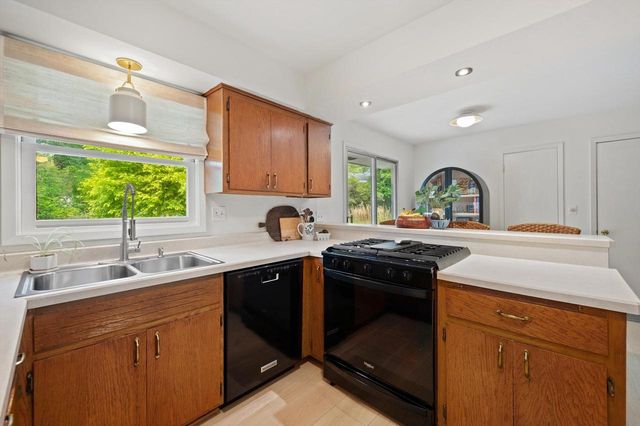 N86W5257 Covington SQUARE, Cedarburg, WI 53012
