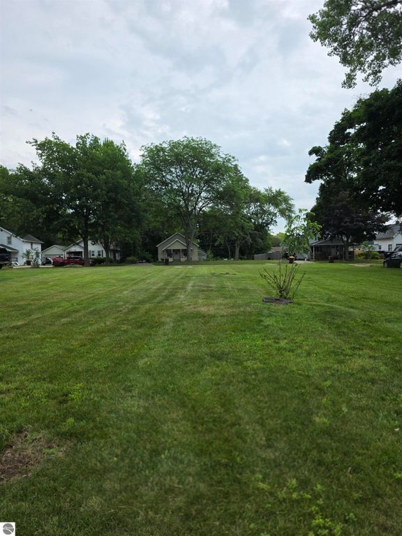 Image 2 of property listing at 111 Grove, Alma, MI 48801