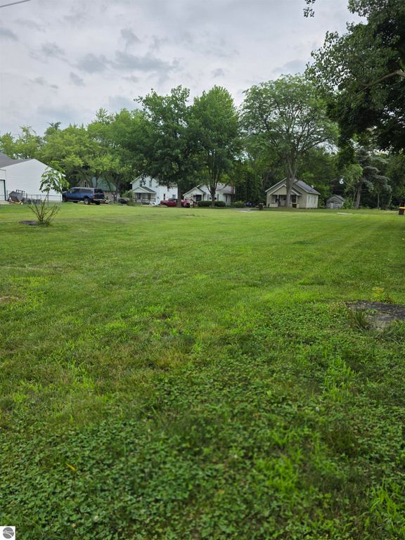 Image 3 of property listing at 111 Grove, Alma, MI 48801