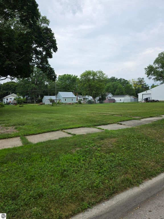 Image 4 of property listing at 111 Grove, Alma, MI 48801