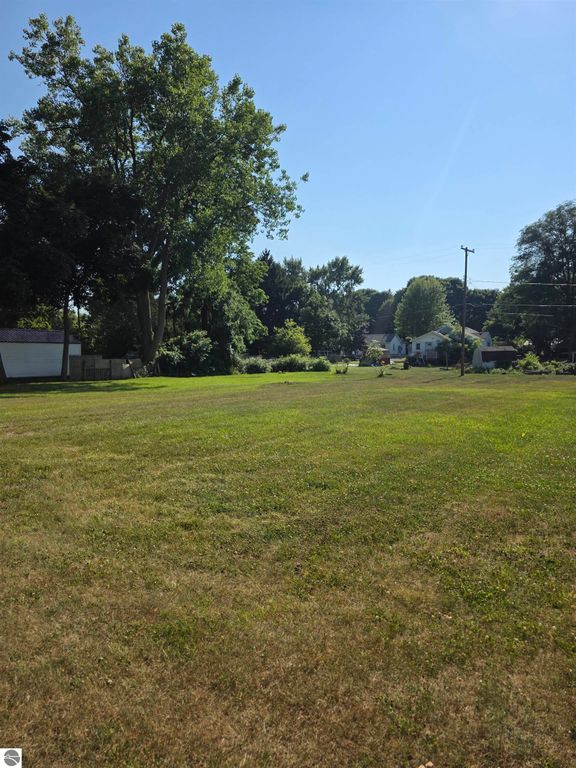 Image 6 of property listing at 111 Grove, Alma, MI 48801