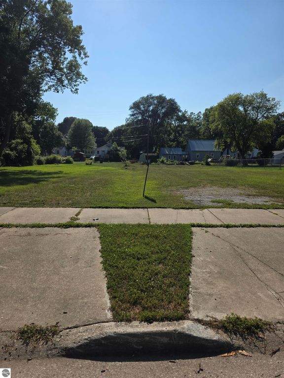 Image 8 of property listing at 111 Grove, Alma, MI 48801